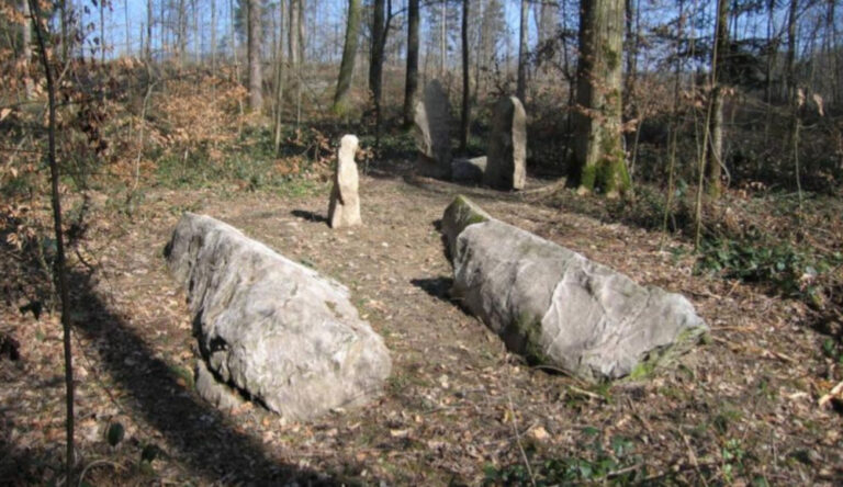 althau menhirs