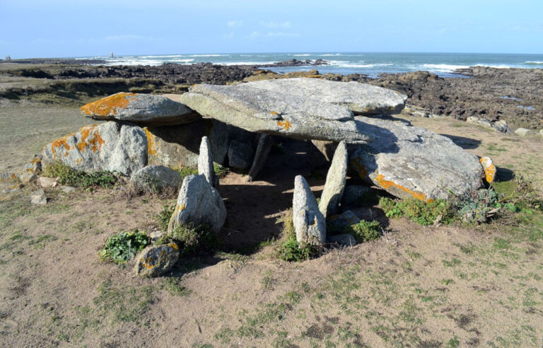 Dolmen De La Planche A Puare
