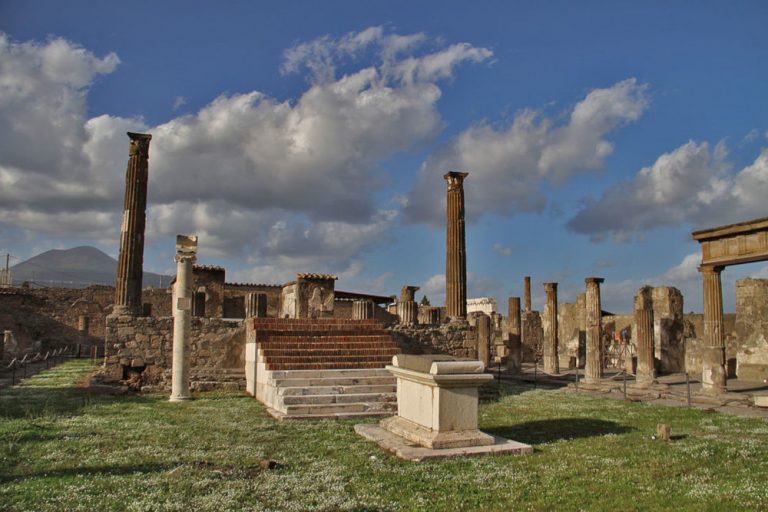 temple of apollo in pompeii