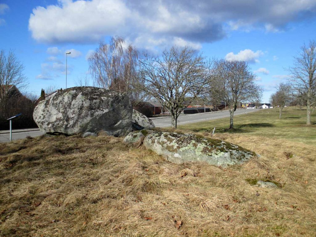 Åttagårdens portal tomb