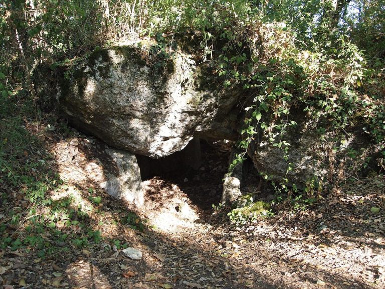 Dolmen dans le tumulus de la Motte-de-la-Garde