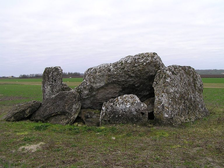 Dolmen dit la Pierre Levée ou des Courades
