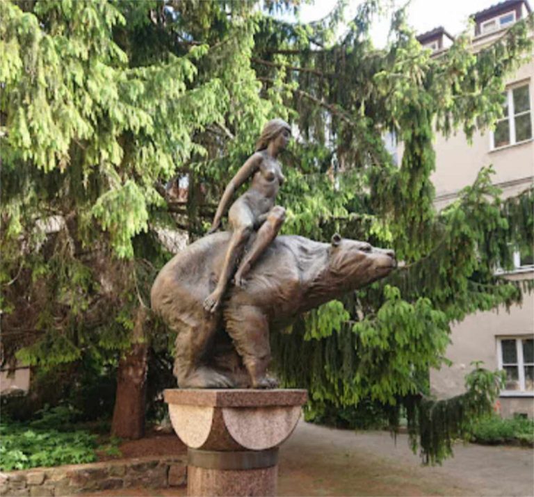 Medeinė statue