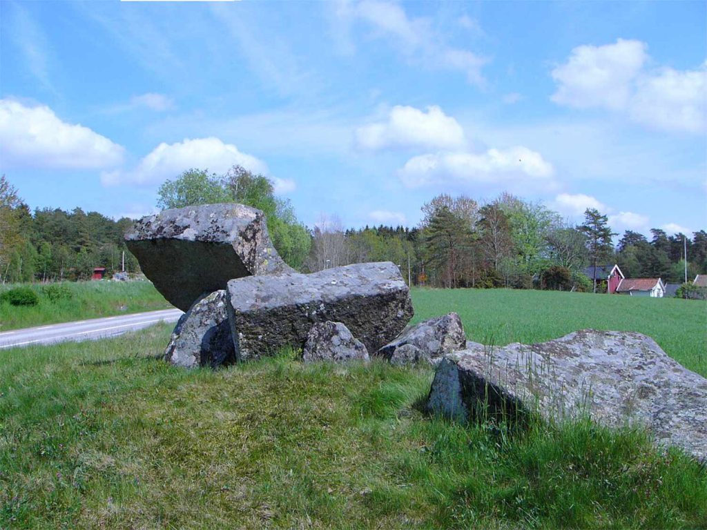 Säm portal tomb