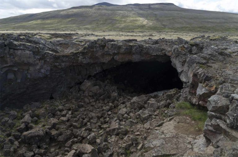 surtshellir cave