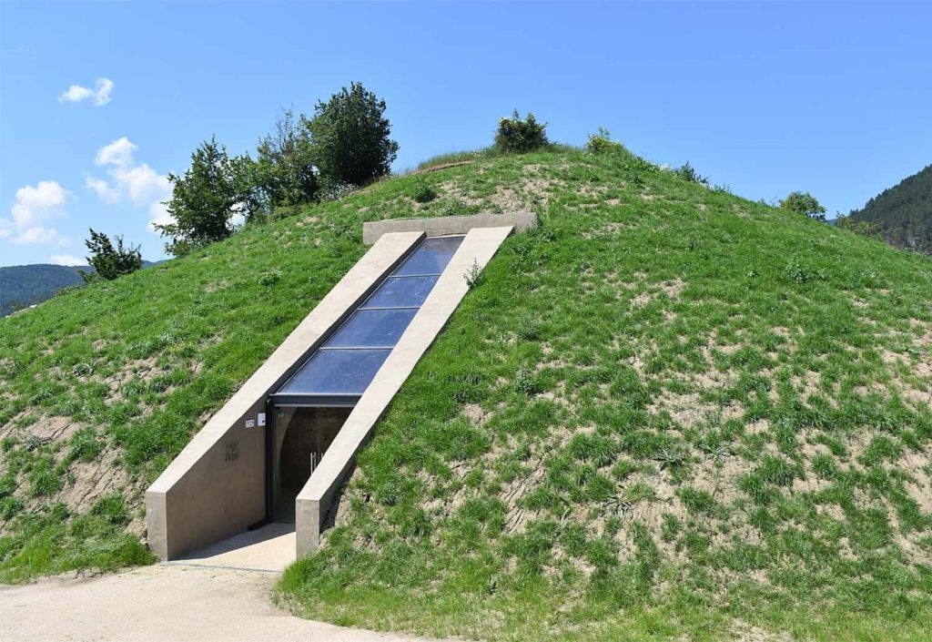 Thracian tomb Griffins